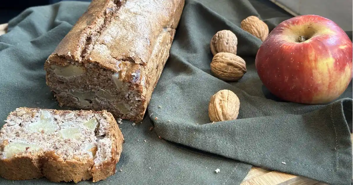 Gâteau aux noix et amandes avec des pommes