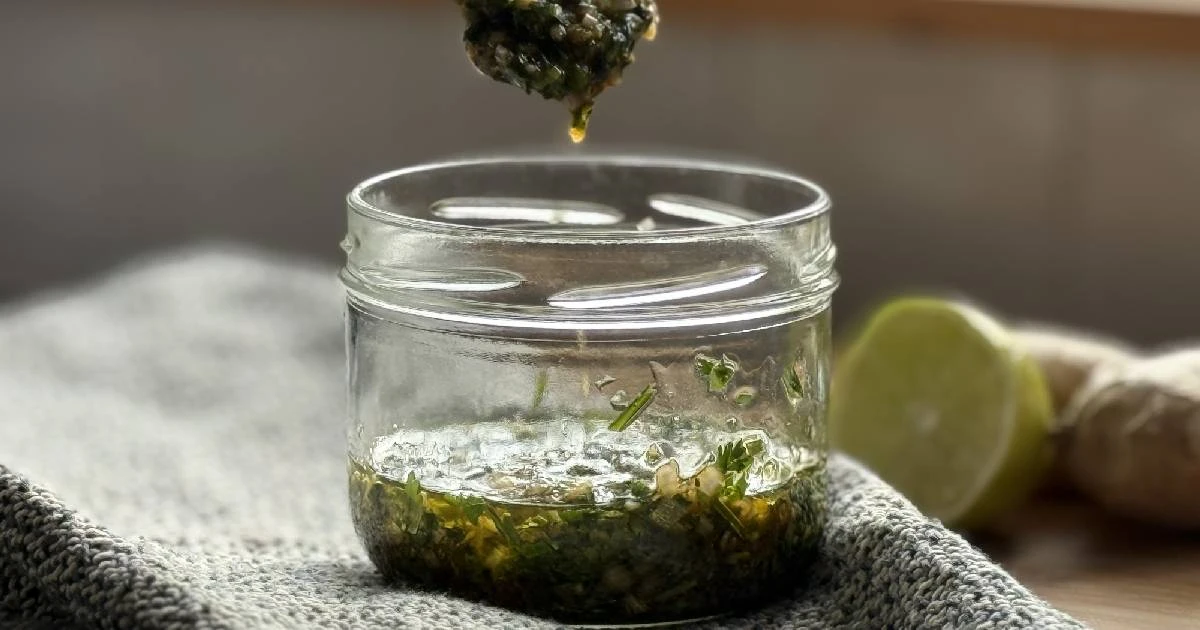 Sauce à la coriandre - Inspiration asiatique. Recette dans un bocal avec gingembre et citron.