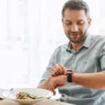 Illustration du jeûne intermittent activant l'autophagie et la régénération cellulaire métabolique