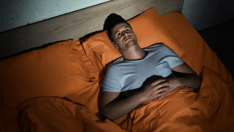 Personne fatiguée seule illustrant le lien entre manque de sommeil, solitude et prise de poids