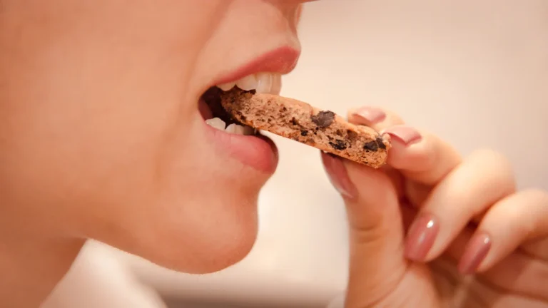 Personne stressée face à la nourriture illustrant les profils de mangeurs émotionnels