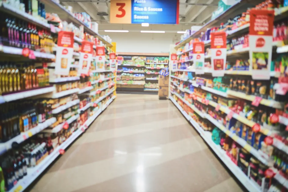 les aliments ultra-transformés dans les rayons des supermarchés