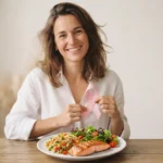 alt="Alimentation anti-cancer : saumon et salade, conseil nutritionnel pour la prévention du cancer du sein pendant Octobre Rose"