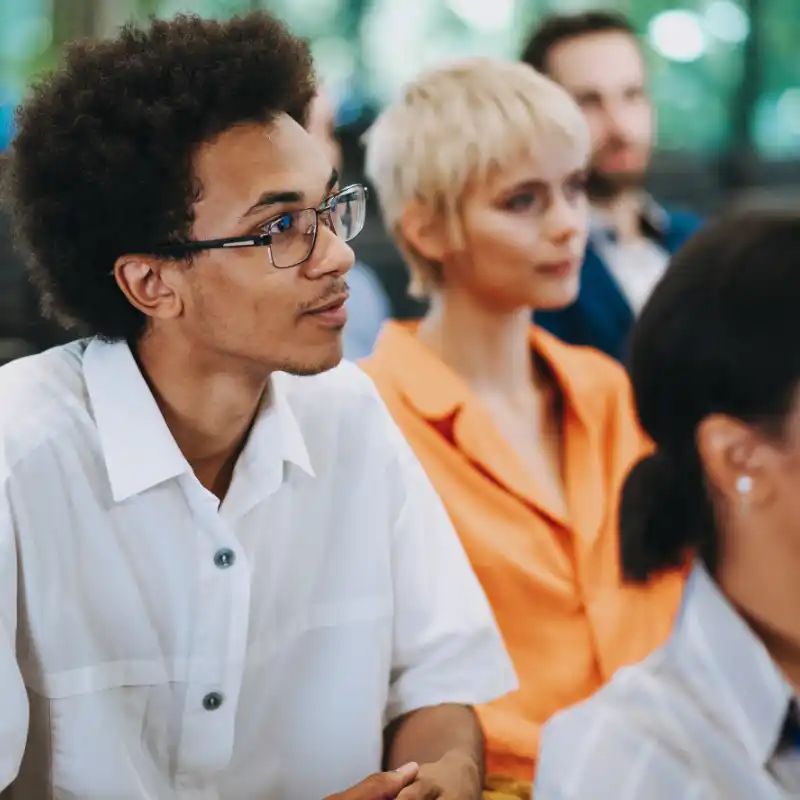 Salariés attentifs pendant une conférence santé et nutrition en entreprise